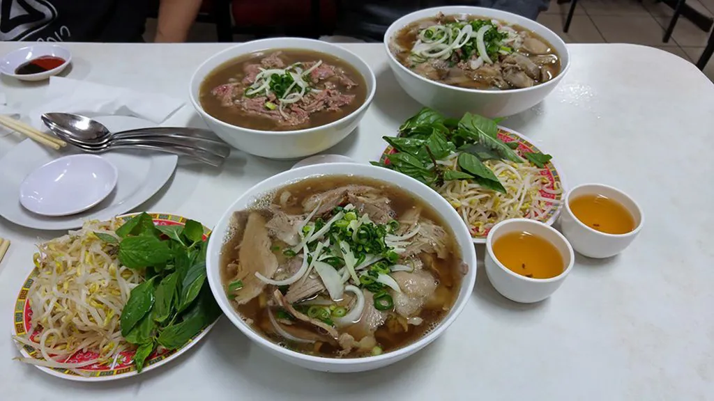 Lý do bánh cuốn Hà Giang chấm nước xương