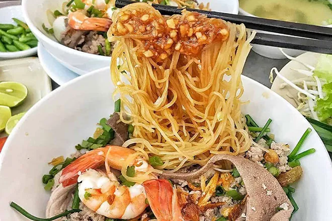 Mắm bò hoc và bún num-bo-choc phố Miên