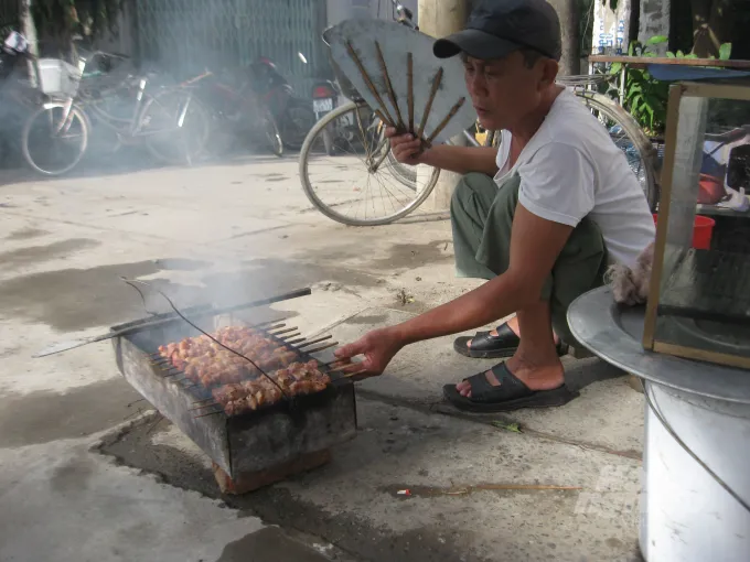 Món chả nướng một nhà ăn, cả làng được hưởng mùi thơm