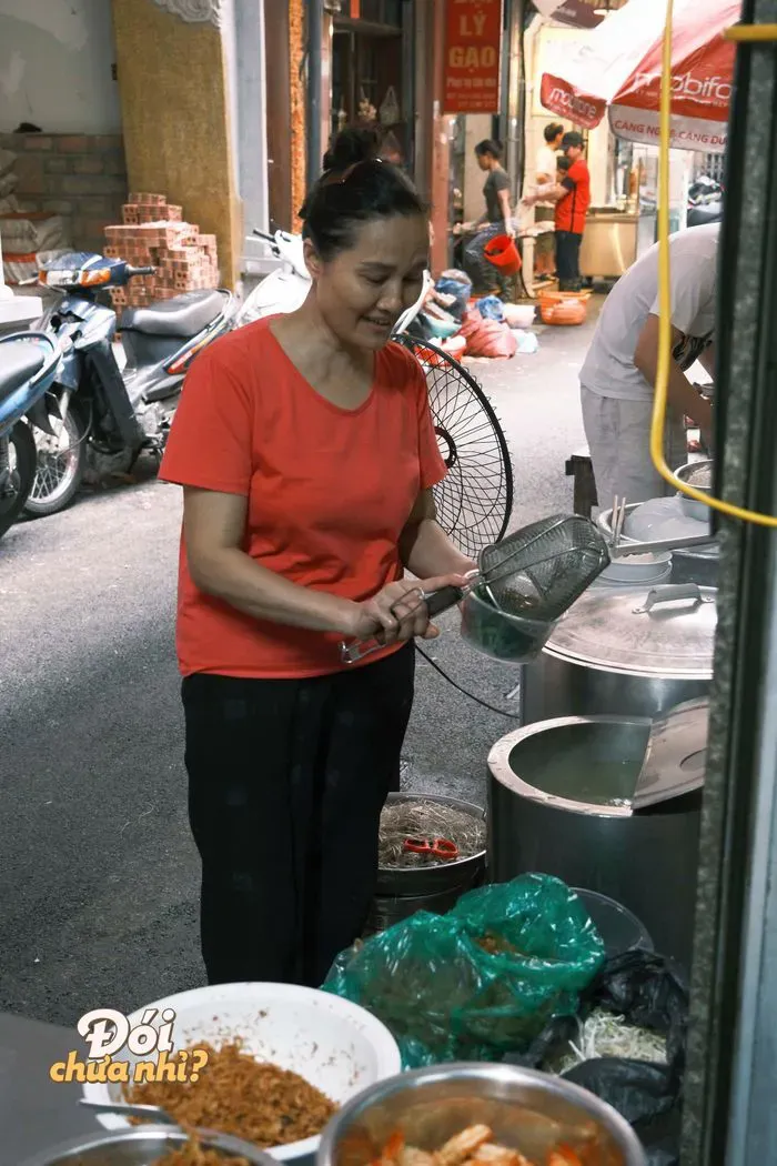 Một ngày ăn toàn “siêu phẩm” tại ngõ ẩm thực Trung Yên