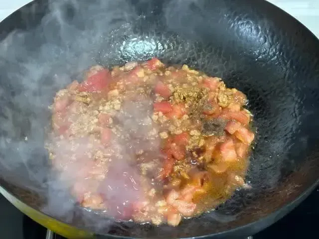 Nếu lười và nhà đang có sẵn cà chua thì đem nấu thế này, ăn quá ngon lại rất hợp trong thời tiết lạnh