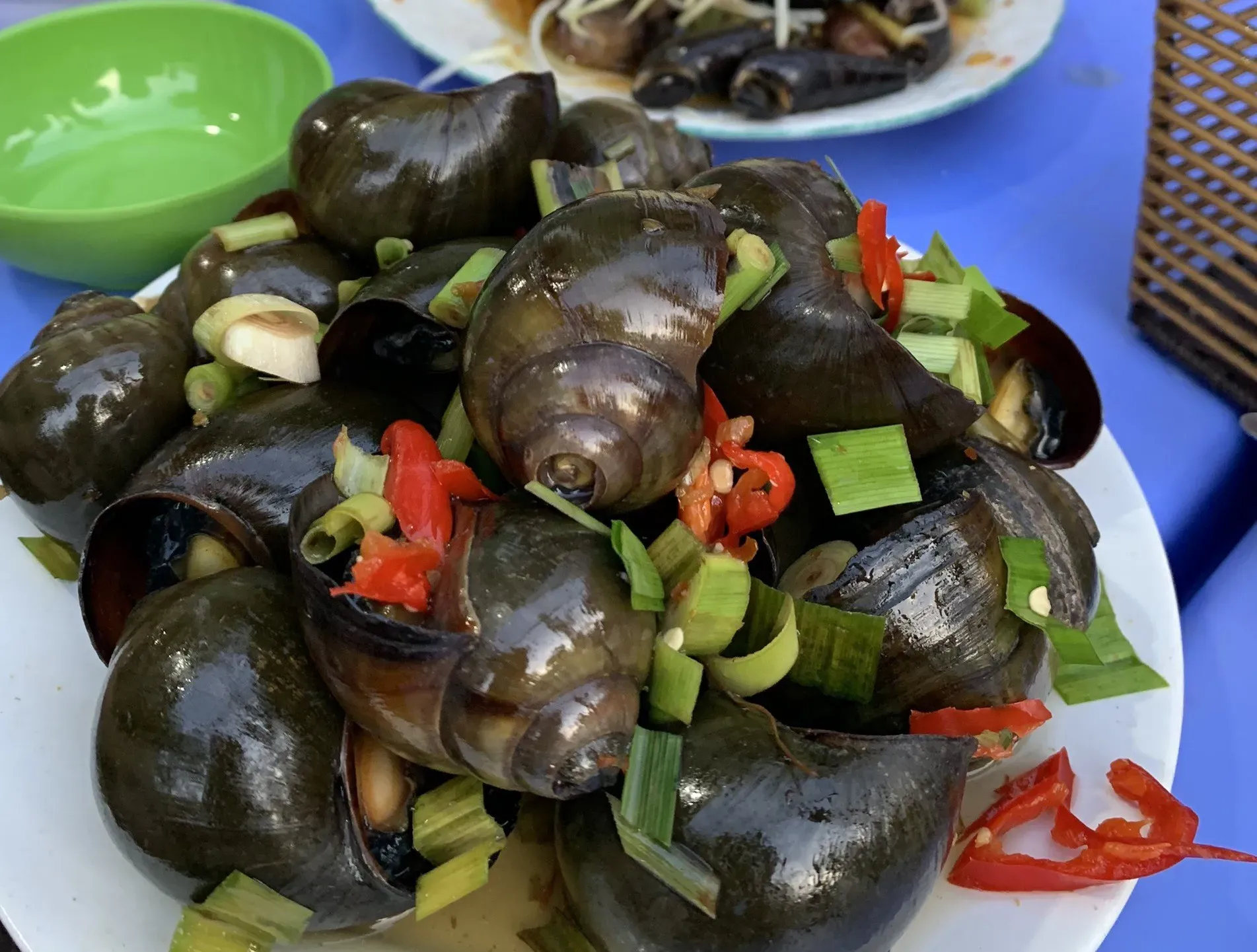 Quán ốc hút ăn kèm mít trộn dân dã hút khách ở Đà Nẵng