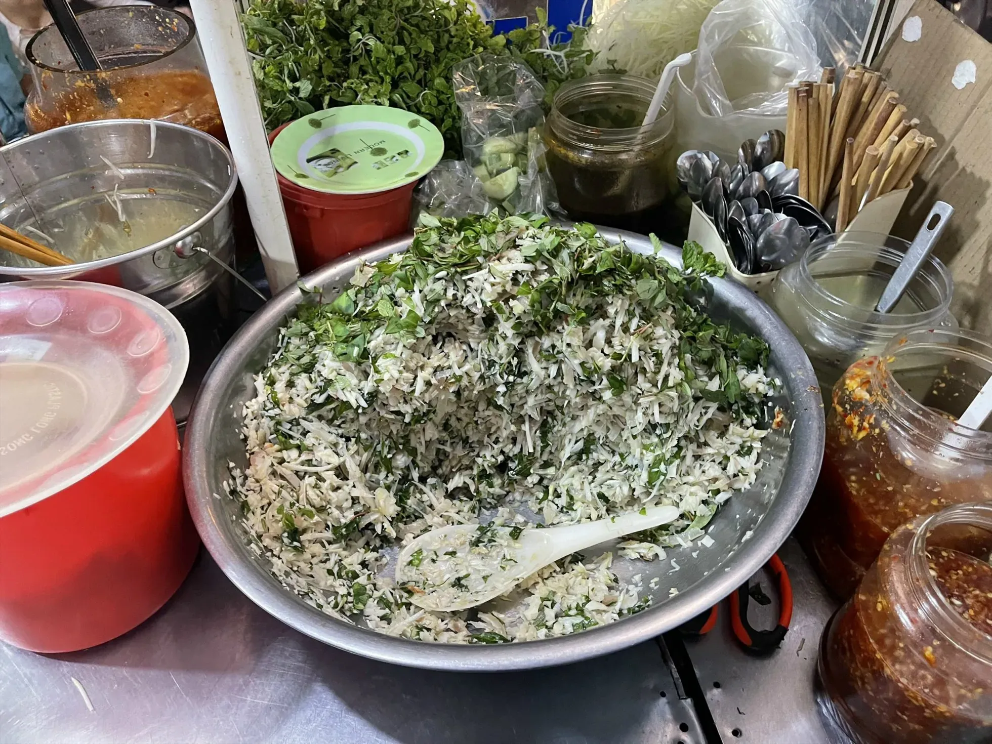 Quán ốc hút ăn kèm mít trộn dân dã hút khách ở Đà Nẵng