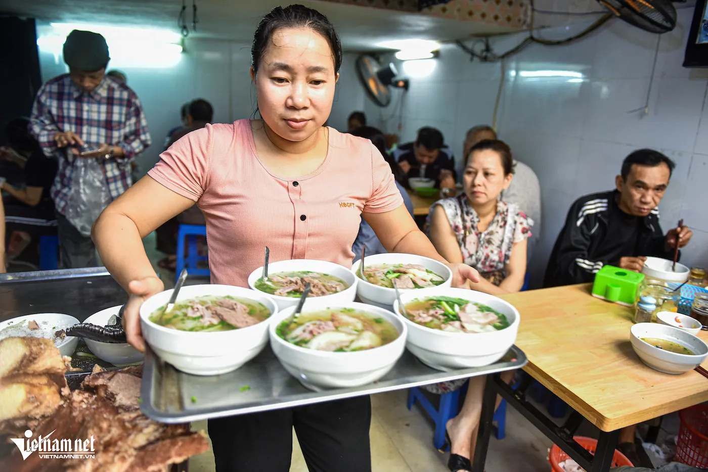 Quán phở 3 đời ở Hà Nội: Khách “đạp vòng hồ Tây” chờ đến lượt ăn