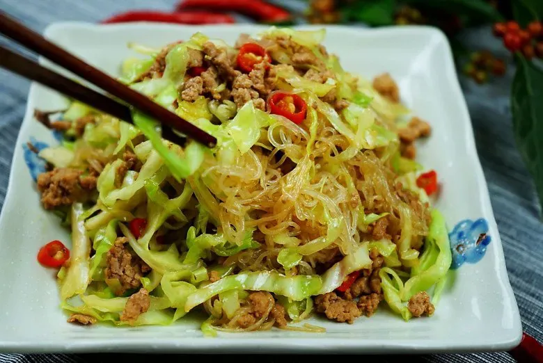 Rau này đang vào mùa, giá hơn 10.000 đồng/kg, đem xào với miến được món ăn sáng, trưa hay chiều đều ngon