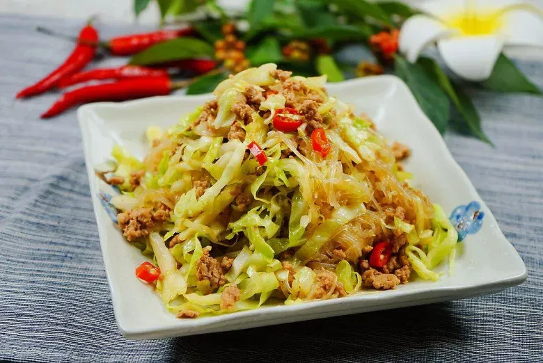 Rau này đang vào mùa, giá hơn 10.000 đồng/kg, đem xào với miến được món ăn sáng, trưa hay chiều đều ngon