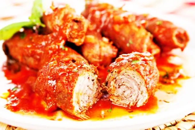 Thịt bò cuộn braciole ăn với pasta kiểu Ý