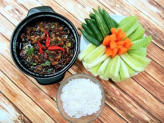 Trời mưa làm nồi kho quẹt ăn ngon hết sảy