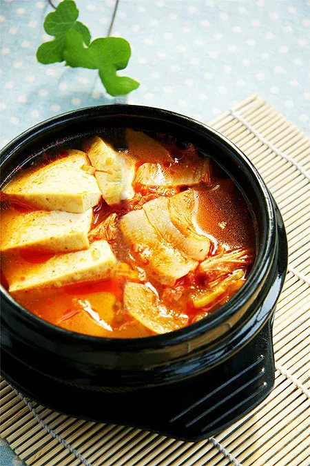 Trời se lạnh nấu canh kim chi nóng hổi, cả nhà vừa ăn vừa xuýt xoa