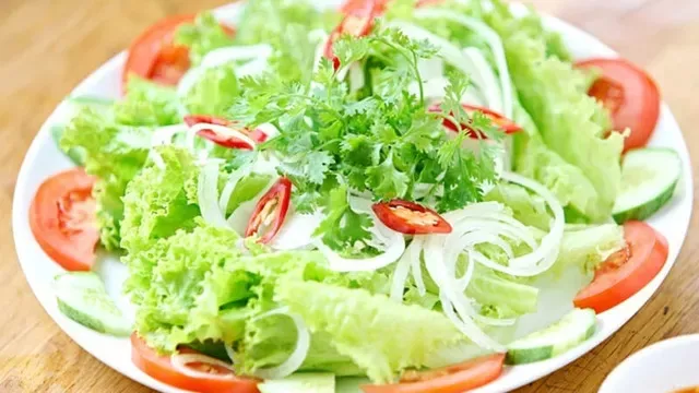 Trưa nay ăn gì: Thanh mát vị biển món salad cá trích ép trứng thêm rong biển giòn tan