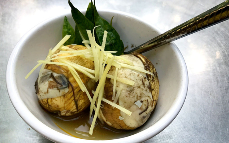 Trứng vịt lộn lọt danh sách các món trứng khó ăn nhất châu Á