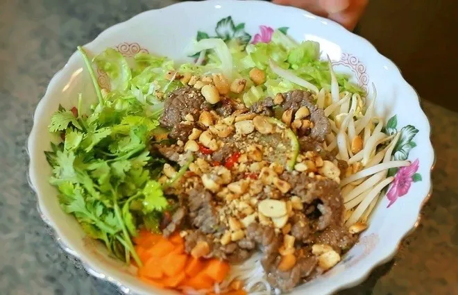 Tự làm món bún bò Nam Bộ thơm ngon tại nhà