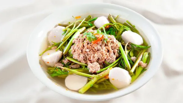 Vị mùa hạ trong canh cua rau nhút