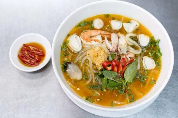 Ăn bánh ướt chồng đĩa miền Trung ở Sài Gòn