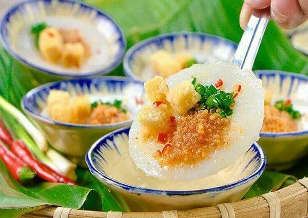 Ăn bánh ướt chồng đĩa miền Trung ở Sài Gòn