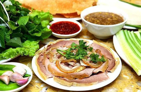 Ăn bánh ướt chồng đĩa miền Trung ở Sài Gòn