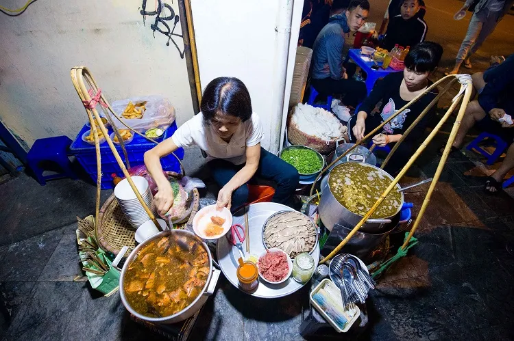 Ăn phở đêm ở Hà Nội