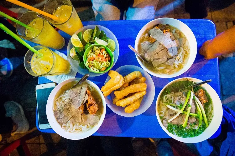 Ăn phở đêm ở Hà Nội