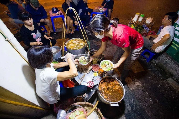 Ăn phở đêm ở Hà Nội