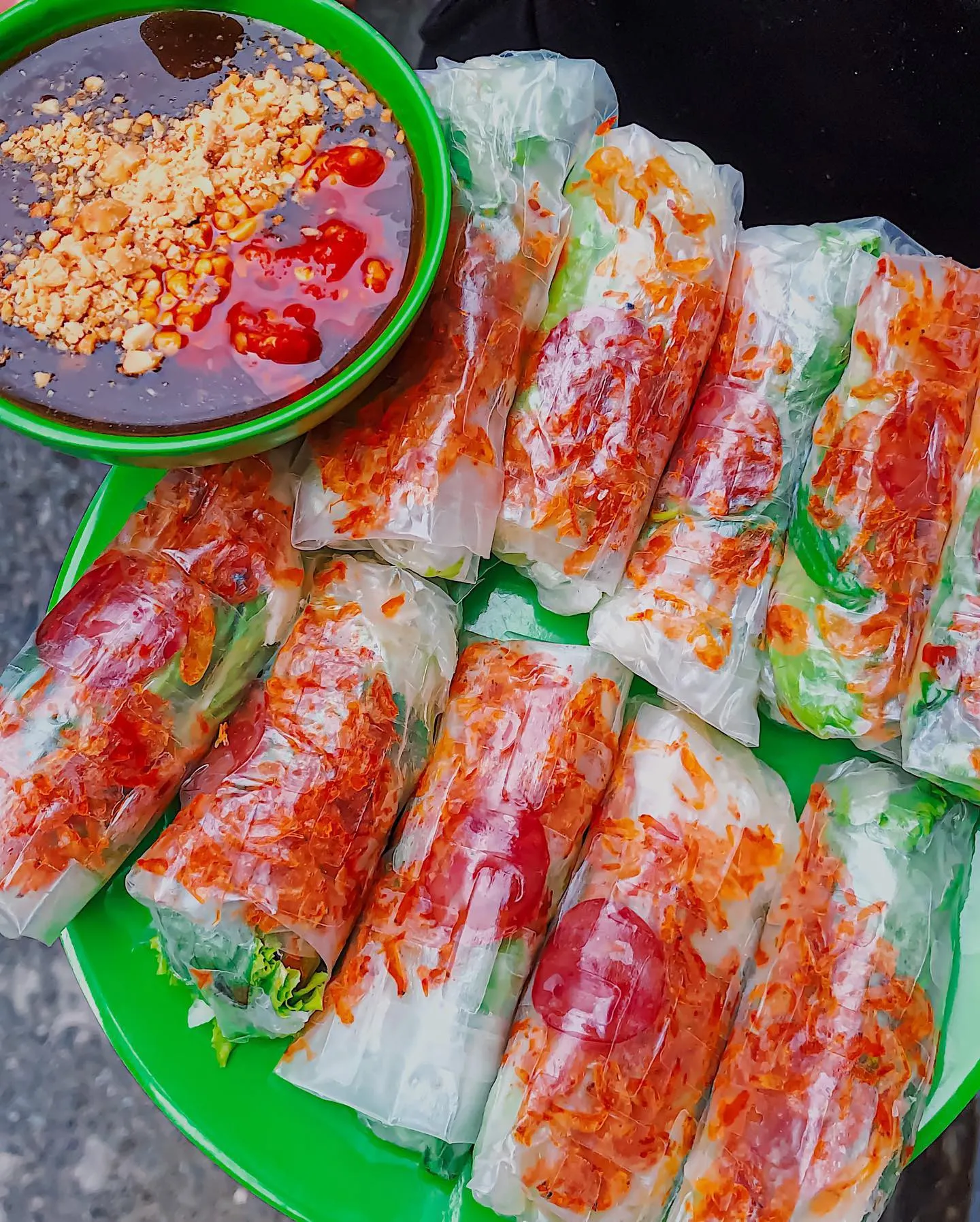 Ăn vặt với bò bía tôm chấy chỉ 2K5 hoặc bánh hotdog ngập phô mai, cắn một miếng là hết ý