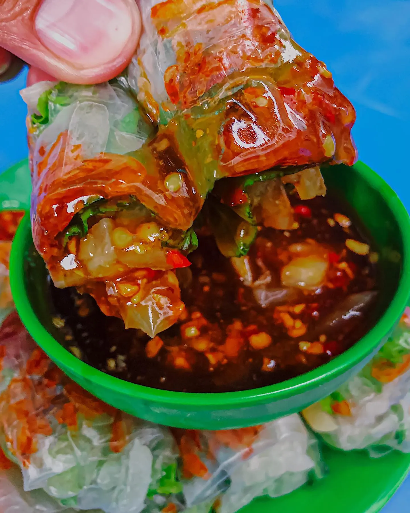 Ăn vặt với bò bía tôm chấy chỉ 2K5 hoặc bánh hotdog ngập phô mai, cắn một miếng là hết ý