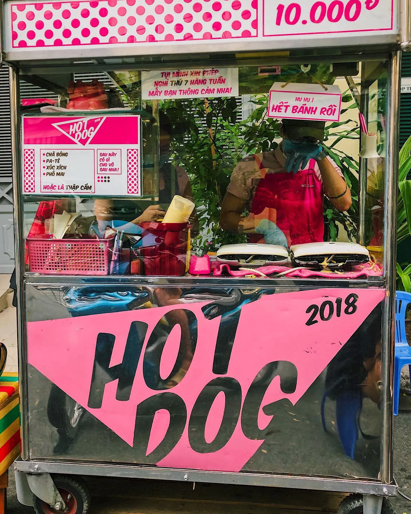 Ăn vặt với bò bía tôm chấy chỉ 2K5 hoặc bánh hotdog ngập phô mai, cắn một miếng là hết ý