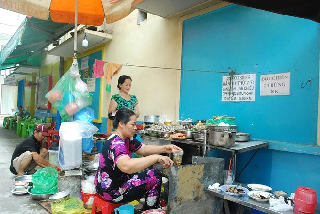 Ăn vặt với bò bía tôm chấy chỉ 2K5 hoặc bánh hotdog ngập phô mai, cắn một miếng là hết ý