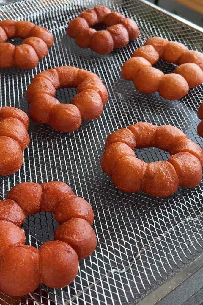 Bánh donut bí ngô giòn rụm hấp dẫn, ăn hoài không ngán