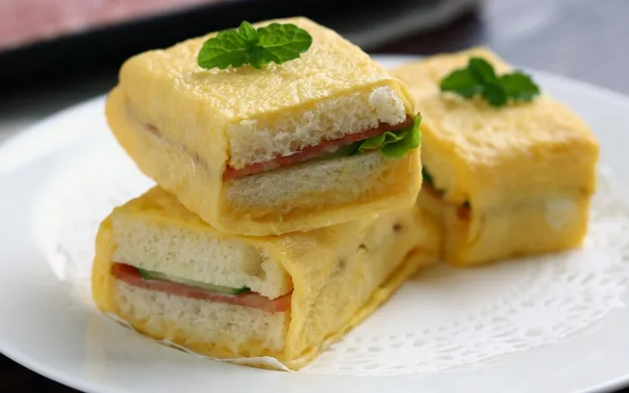 Bánh mì kẹp cuộn trứng chiên ngon miệng cho bữa sáng