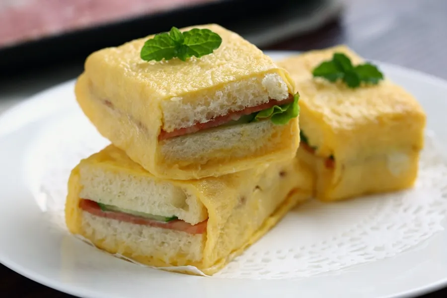 Bánh mì kẹp cuộn trứng chiên ngon miệng cho bữa sáng