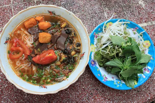 Bún riêu cua đông khách ai cũng biết