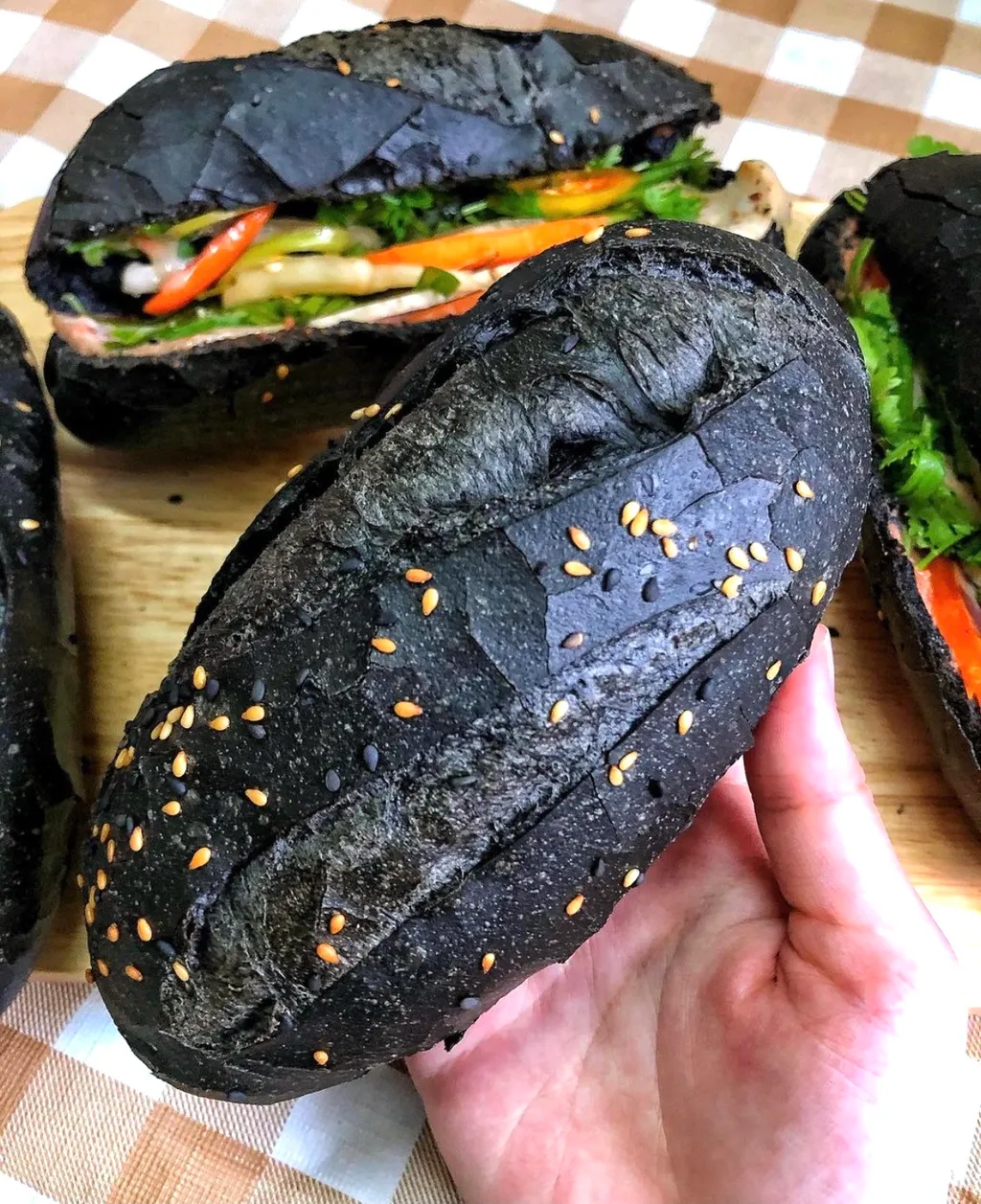 Burger đĩa bay và 3 kiểu bánh mì lạ vị ở TP.HCM