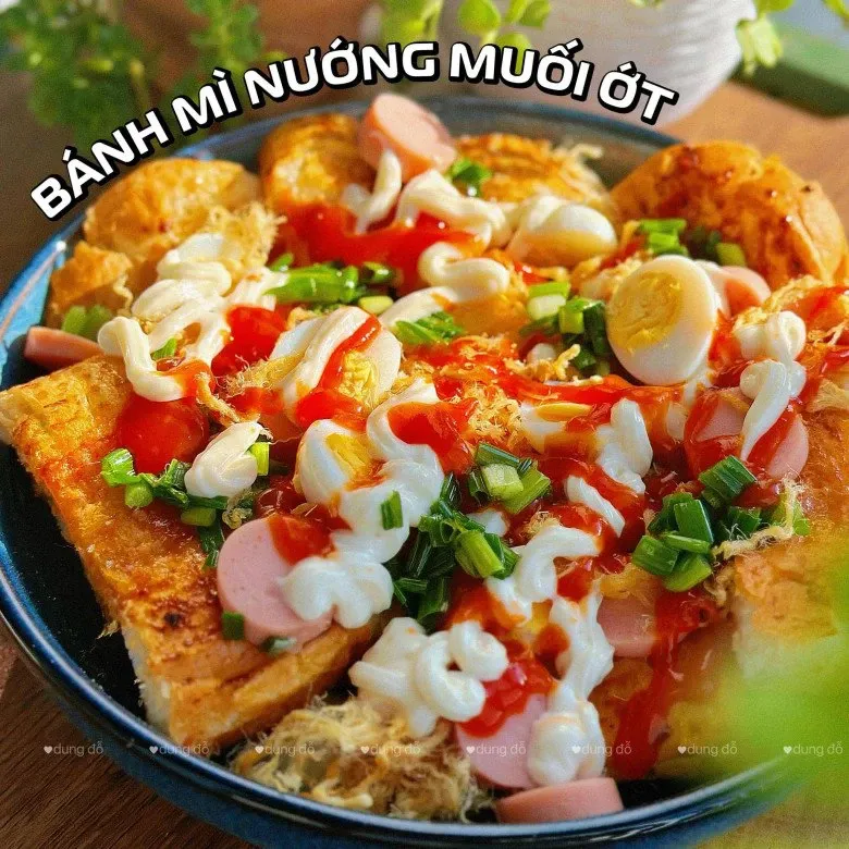 Cách làm bánh mì nướng muối ớt kiểu miền Tây thơm ngon, ăn chơi đã miệng của mẹ đảm Sài Gòn