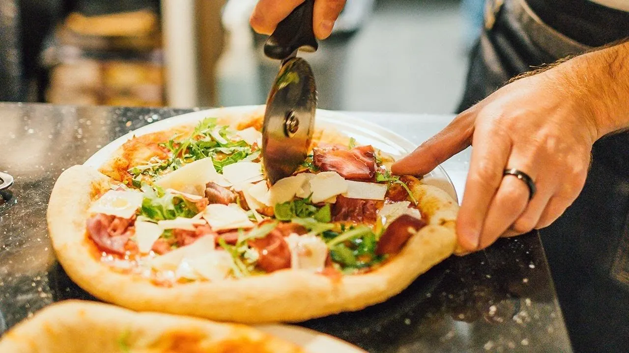 Cách làm Pizza đông lạnh thơm ngon, bổ dưỡng tại nhà