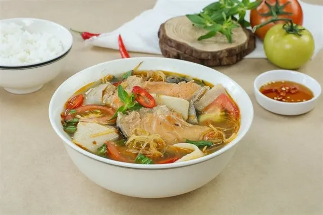 Cách nấu canh chua cá hồi và dọc mùng hấp dẫn khó cưỡng