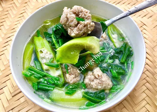 Canh sườn nấu chua