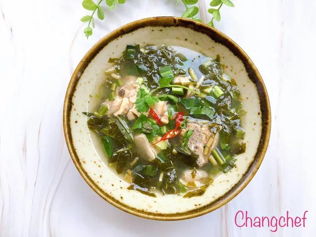 Canh sườn nấu chua