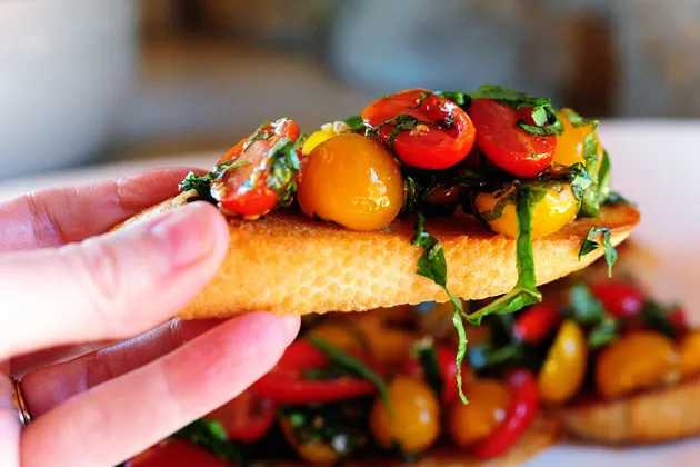 [Chế biến] – Bữa sáng lạ miệng với món Bruschetta cà chua