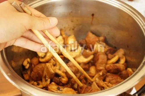 [Chế biến] – Đậm đà món thịt, nấm kho tàu