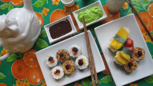 [Chế biến]-Lạ mắt với bánh bông lan sushi dừa