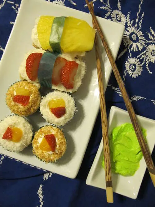 [Chế biến]-Lạ mắt với bánh bông lan sushi dừa