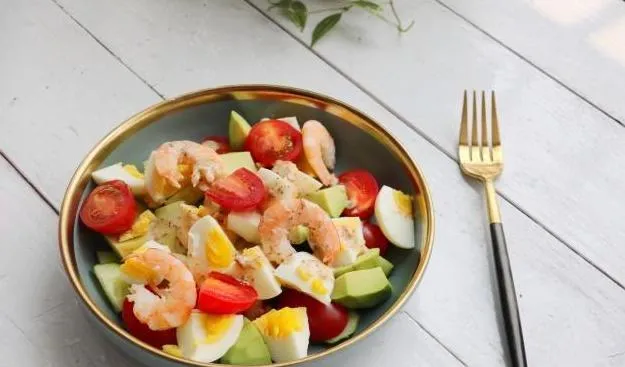 Chỉ mất 10 phút, nàng đã có ngay món salad thập cẩm màu sắc lại đủ chất, quan trọng nhất là không lo tăng cân!