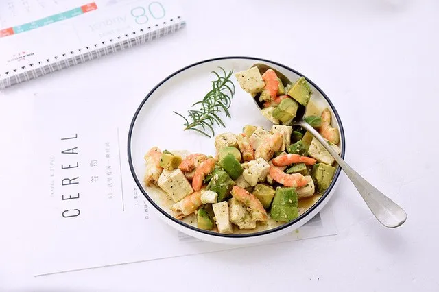 Chỉ mất 10 phút, nàng đã có ngay món salad thập cẩm màu sắc lại đủ chất, quan trọng nhất là không lo tăng cân!