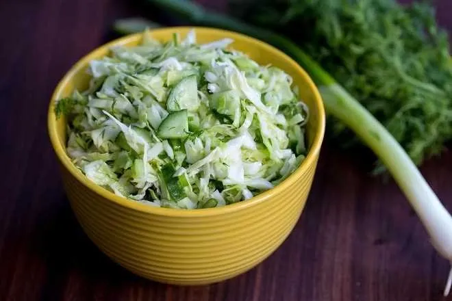 Chỉ vài phút là có ngay món salad thanh mát, ăn không lo tăng cân mà còn dưỡng da sáng mịn màng