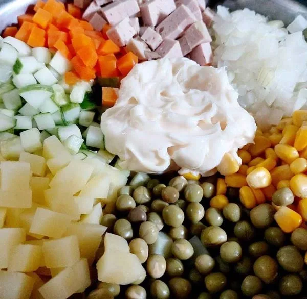 Chỉ vài phút là có ngay món salad thanh mát, ăn không lo tăng cân mà còn dưỡng da sáng mịn màng