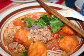 Chờ chực tại một quán bún riêu lâu năm