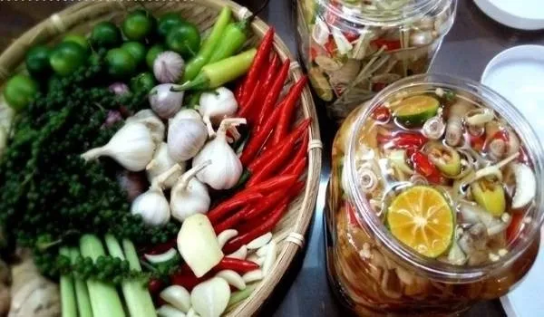 Cuối tuần làm chân gà ngâm sả tắc nhâm nhi nào!