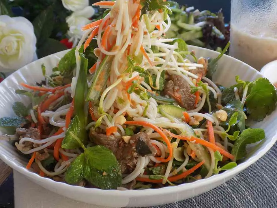 Cuối tuần làm salad thịt bò ngon hết nấc, chồng con tấm tắc khen mãi