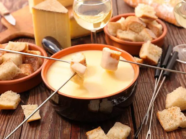 Cuối tuần rủ nhau đi ăn “sang chảnh” với phô mai nướng Raclette