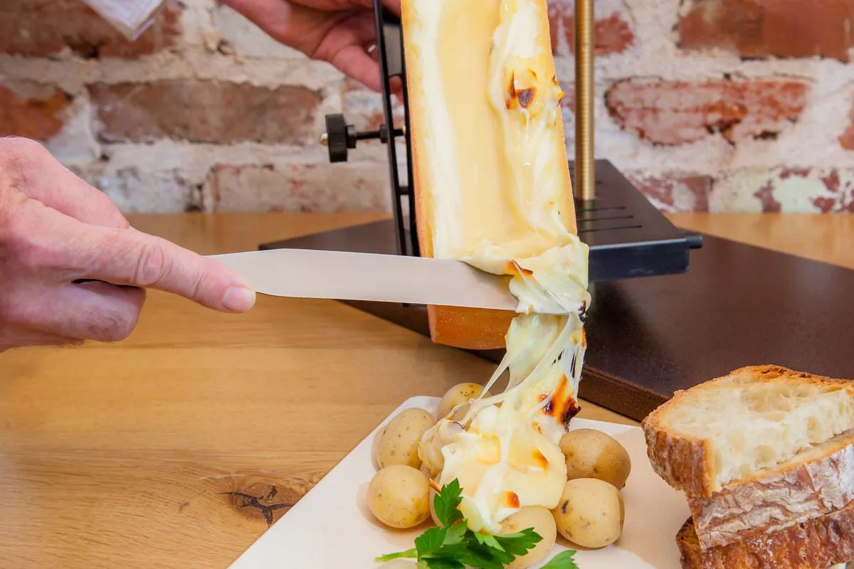 Cuối tuần rủ nhau đi ăn “sang chảnh” với phô mai nướng Raclette